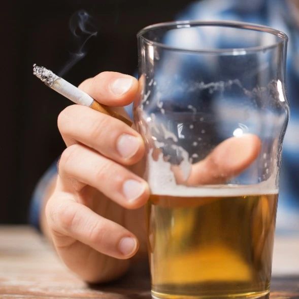 喜欢晚睡不要紧，要命的是配上烟和酒——源自芬兰37年研究数据